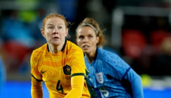 Australie - Angleterre : Les hôtesses contre les Championnes d'Europe